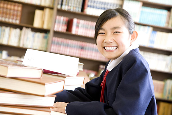 学校で勉強する子供