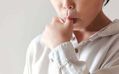 指しゃぶりする子供