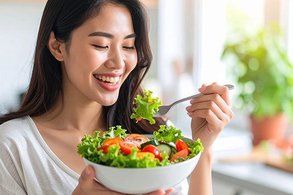 食事をする女性