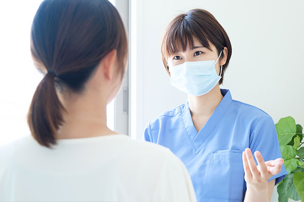 患者さんに説明する歯科医師