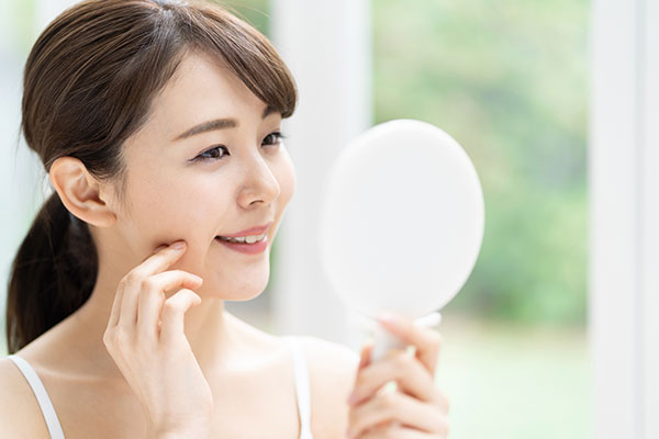 手鏡を見る女性