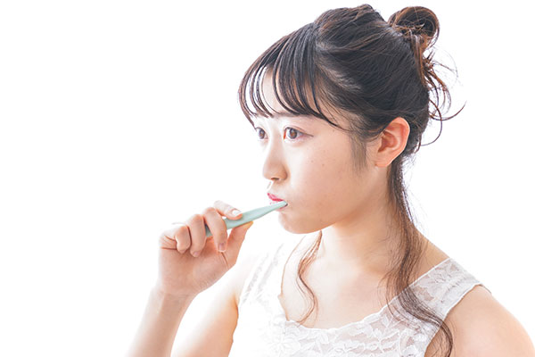 歯を磨く女性
